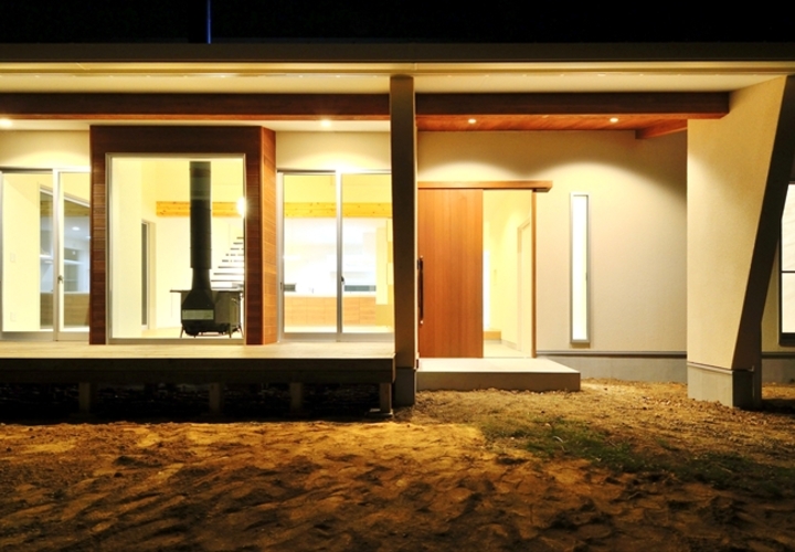 耐熱強化ガラスで外からも見せる薪ストーブ