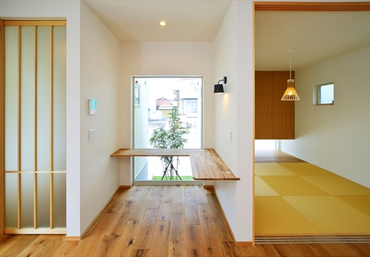 リビングの一角に設けられた明るい書斎コーナー