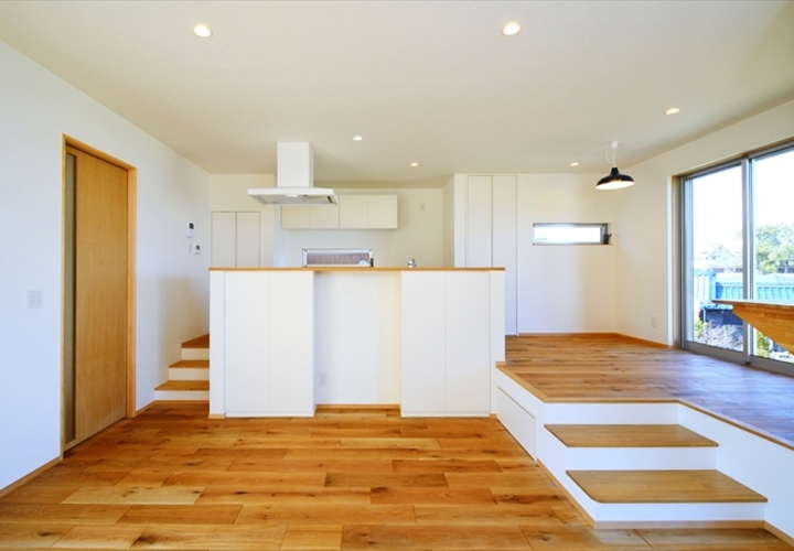 スキップフロアで変化と回遊性を持たせたLDK