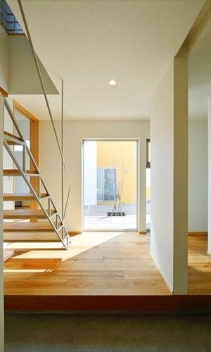 入った正面に中庭が見える玄関