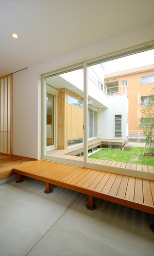 入った正面に中庭が見える玄関