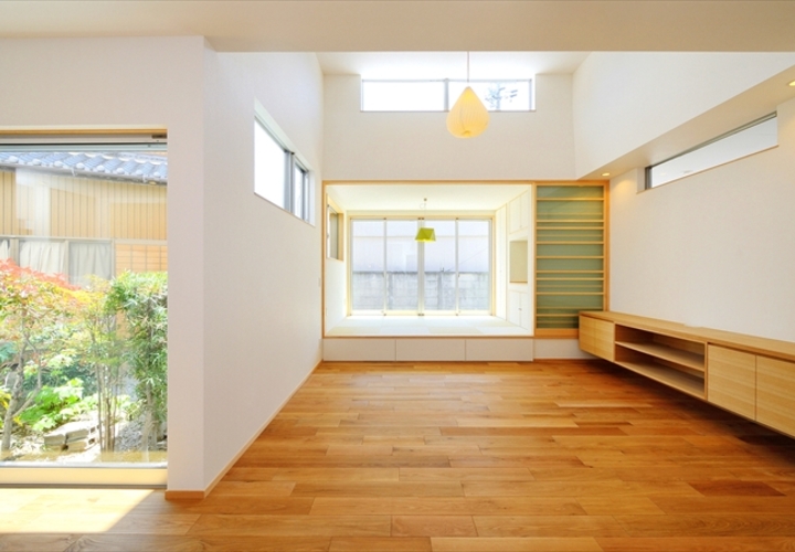 ハイサイドライトで南からの光を取り込むリビング