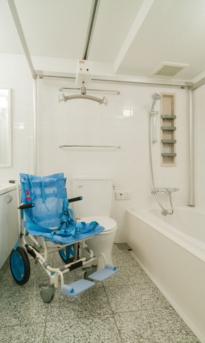 入浴用のリフトを取り付けた浴室。介護の人の負担が軽減できます。