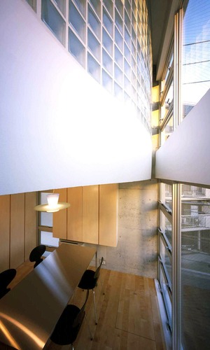 二重にデザインの異なるガラスの壁を設け、室内に変化をもたせる