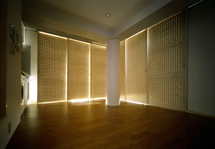 格子戸でプライバシーを確保し、採光を調節しています。