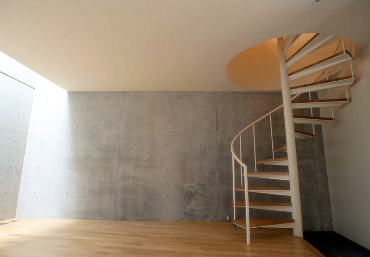 トップライトで明かりを取り込んだ玄関ホール