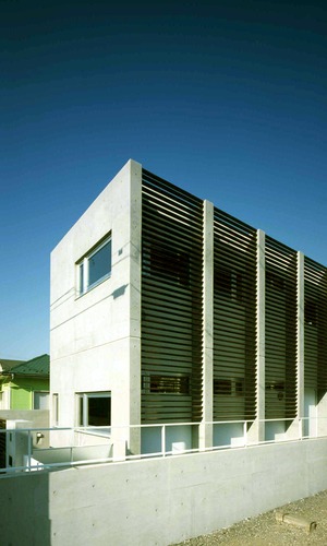 鉄筋コンクリート造の建物に、木製ルーバーで優しい雰囲気をトッピング