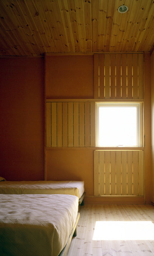 格子戸の開閉で壁面を楽しく演出。