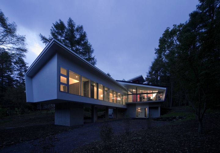 高低差のある敷地に、矩形に建つ別荘