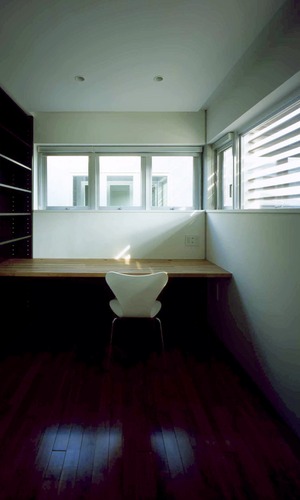 ルーバーで外からの視線を遮り、コートヤードから明かりをとる子ども部屋