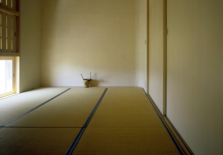 和室に格子戸。上げ下げして自分流の光を楽しんでください