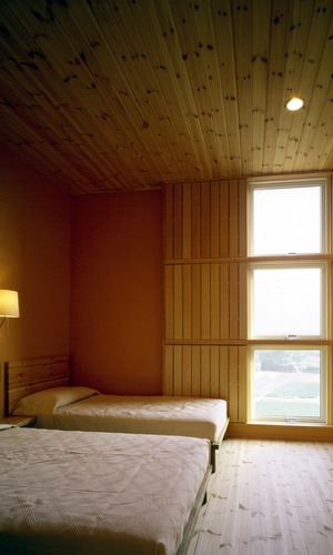 カーテンではなく、格子戸採用した窓。掃除がしやすい。