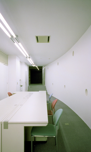 湾曲した壁に丸い窓の事務所スペース