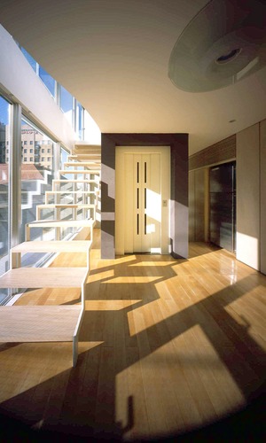 ストリップ階段で、室内に風景を取り込む