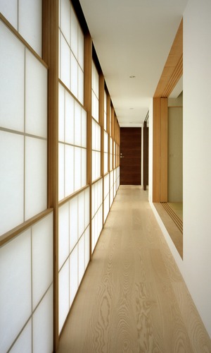 廊下の窓は、曖昧な仕切りの障子で閉じる。雪見障子で上下を開け雪景色も堪能。