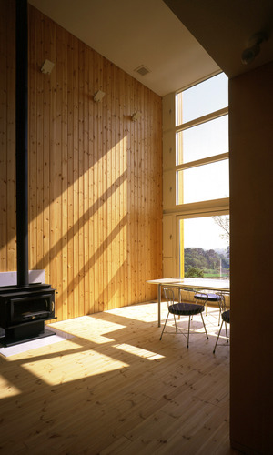 壁の仕上げも板張り、床も無垢のフローリングと木のぬくもりを第一にチョイス