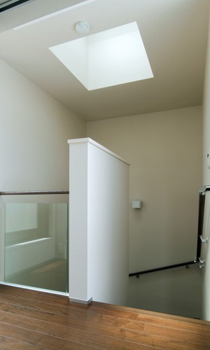 階段室にトップライトを設け、階下に光を届ける