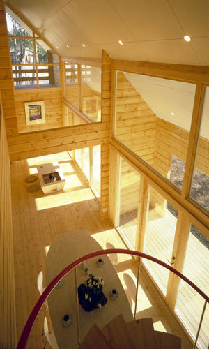 ロフトからリビングを見下ろす、ログハウスでは珍しい大開口を考案