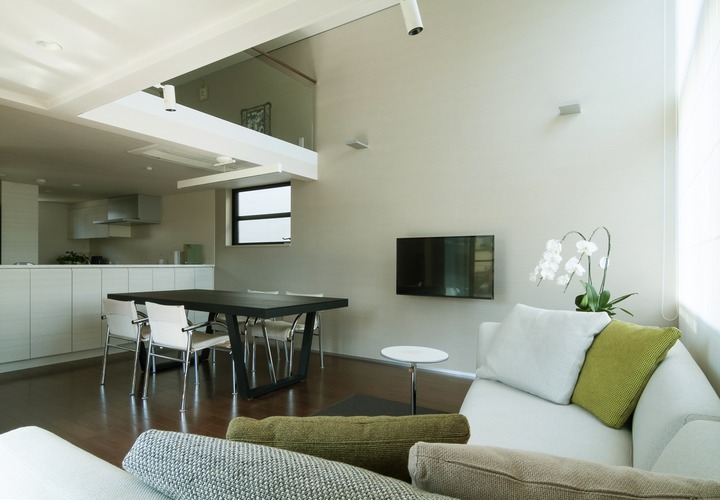 リビング上部に吹き抜けを計画。空間を縦に広がりをもたせる。