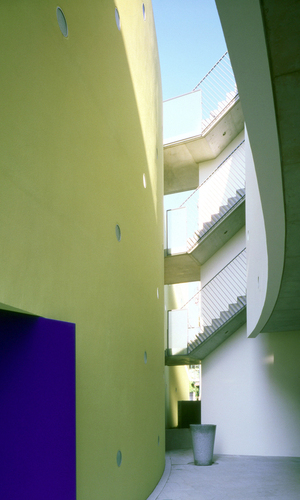 住民が集まるコートヤード