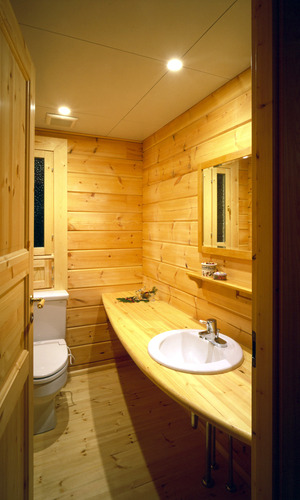 ログハウスの手洗い付きトイレ
