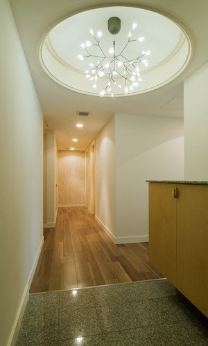 折り上げ天井で、シャンデリアも圧迫感のない玄関ホール