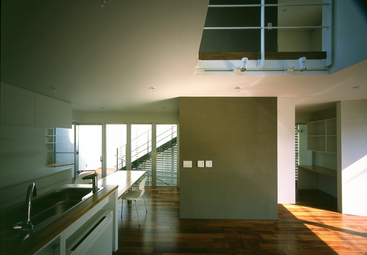 子供の存在が感じることの出来る、吹き抜けのあるリビング