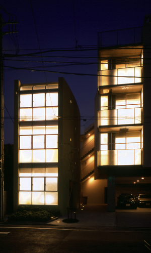 ファサードは2棟。エキスパンションジョイントで繋がる集合住宅