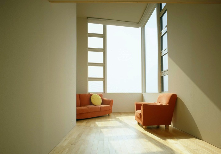 天井の高いリビングの角を2面開放し、窓から差し込む陽射