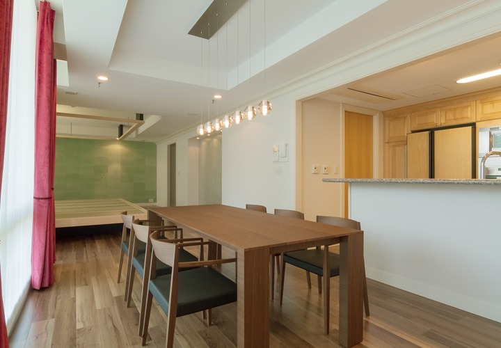 オープンキッチンで、自然に部屋が見渡せるキッチン