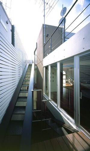 避難階段も、車椅子に乗ったまま利用出来るよう両脇にガイドを付けました