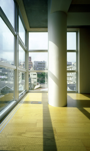 部屋の角は、2方向開放。室内に風景を取り込んで、広がりのある空間。