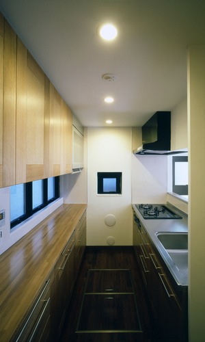 家人と会話しながら調理ができる、セミクローズドキッチン