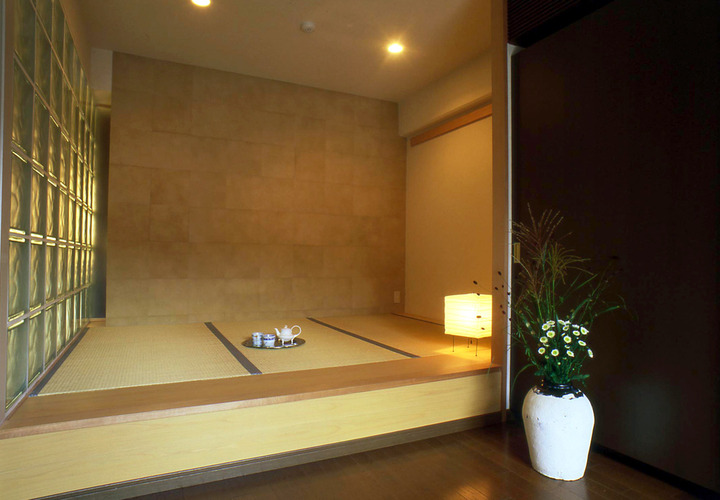 上がり框に腰掛けておしゃべり