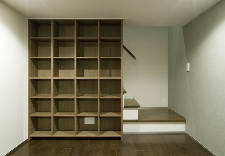 蔵書が多い建て主には、書斎に作り付け棚を..。
