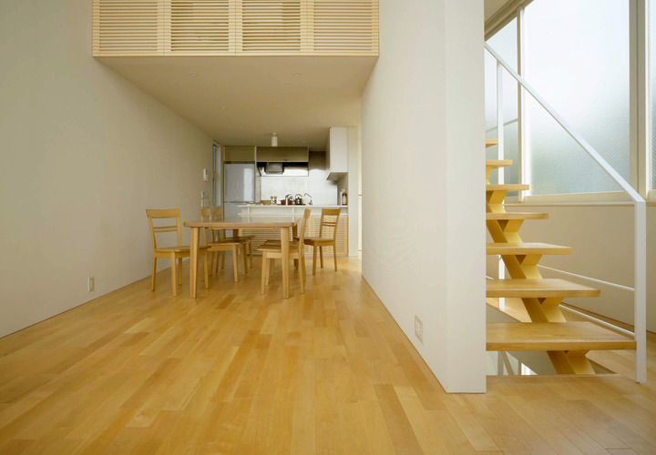 リビングの天井を高く、ダイニング上部は和室を配置