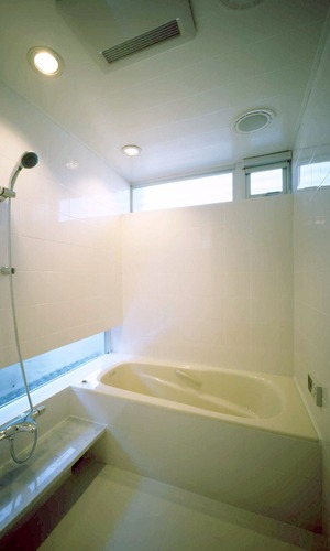 坪庭を観賞する窓のある浴室