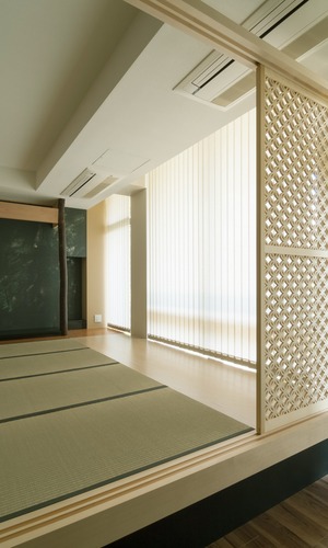 車いすのフットが当たらないよう、引き戸の桟より框を奥に..。