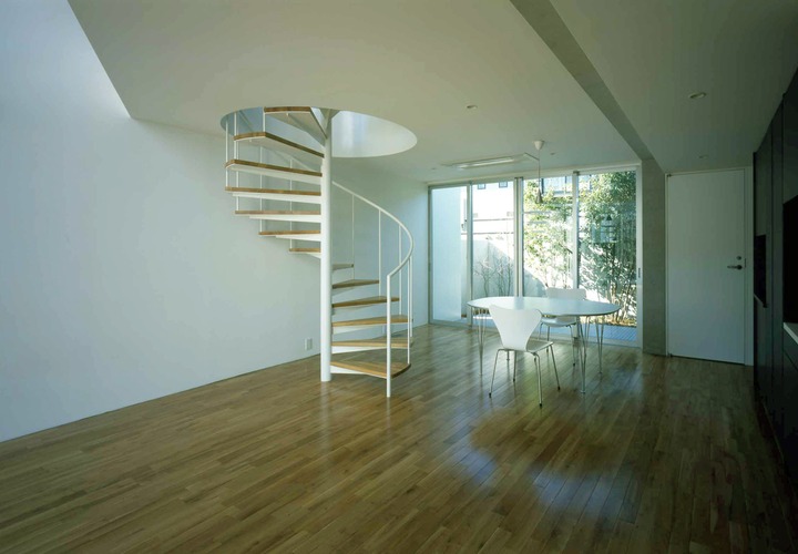 木々が主の庭を、ダイニングから楽しむ