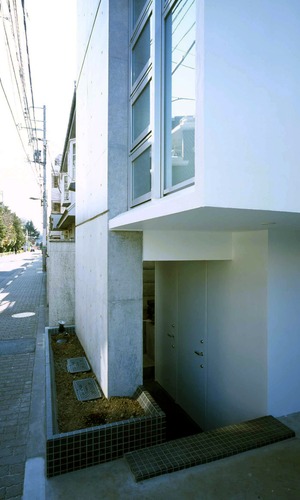 住宅の扉と仕事場への扉、２つの入り口を持つ