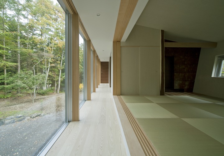 障子を明けると、モダンな和室