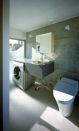 デッキに面する水廻りは、洗濯機を置いて物干しも楽々