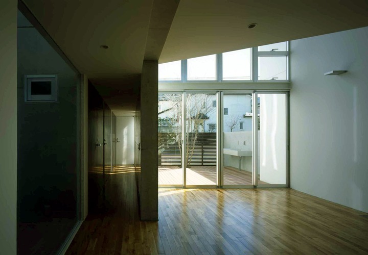 ガーデニングに精通した奥様が希望された、ウッドデッキと作業用シンク