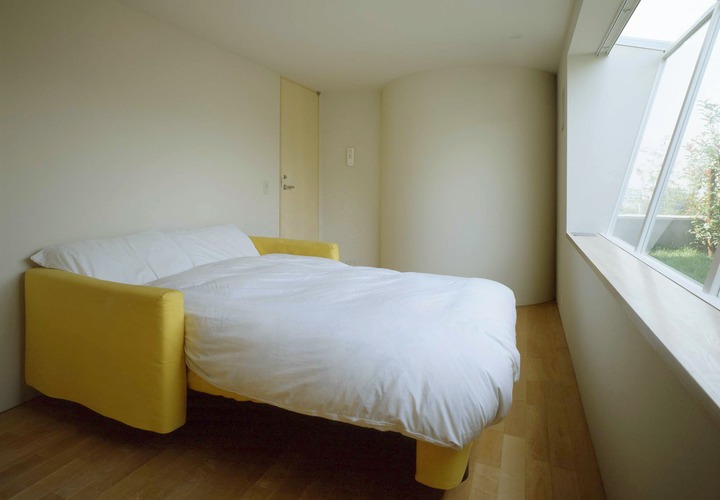 窓を鋭角に配置して採光を取り、空間に変化を与える