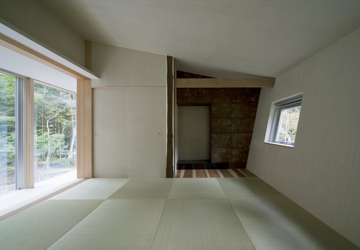 建物の外観を室内に反映した、空間に変化のある和室