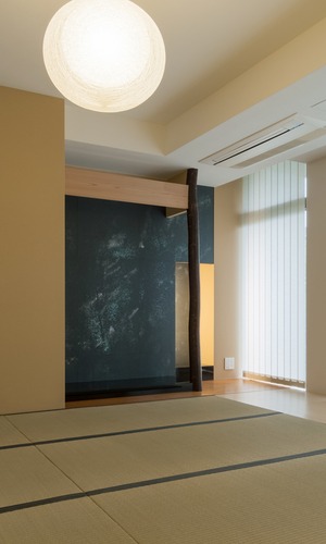 仏間の壁には、この家のために漉いた泊入りの和紙を..。イメージは銀河