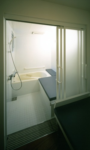 脱衣場から浴室へ続く腰掛けは、この家を自由に利用するためのアイテム