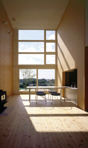 左の壁は板張り、右の壁は和紙貼りの自然素材出仕上げたリビング