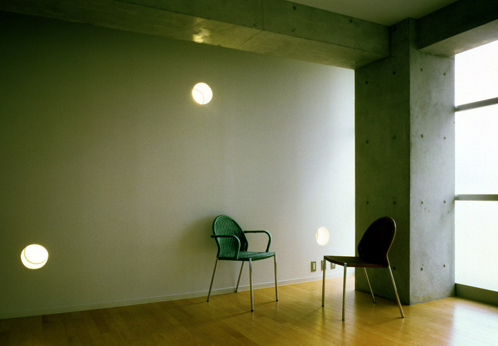 丸い窓が空間にアクセントをつける