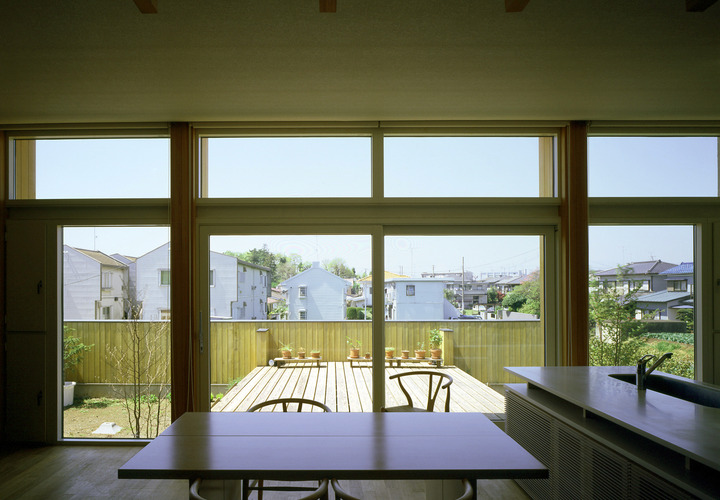 リビング・ダイニングと同じ床高さにウッドデッキ。ティータイムを楽しむ